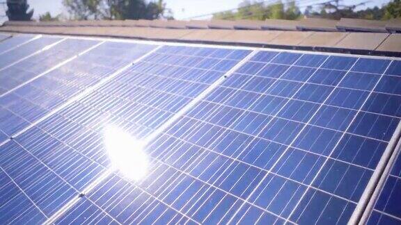 视频平移的太阳能电池板模块上的屋顶在一个阳光灿烂的日子股票视频