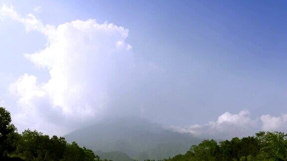 默拉皮火山(MountMerapiGunungMerapi)位于印尼中爪哇和日惹交界处是一座活跃的成层火山