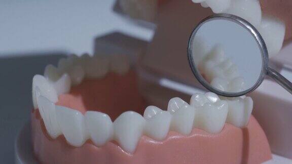 用牙刷支撑牙齿牙科