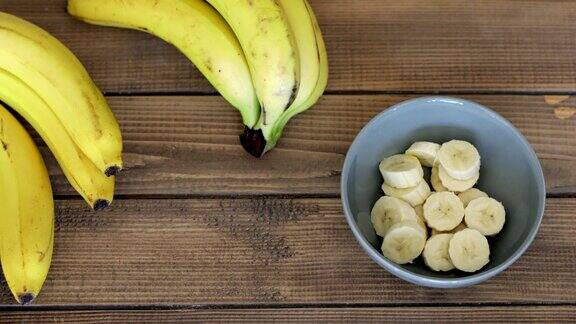 把一碗切碎的香蕉放在厨房柜台上
