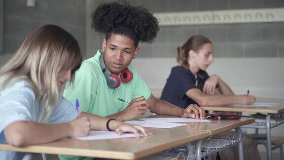 非裔美国中学生在高中或大学课堂上写笔记