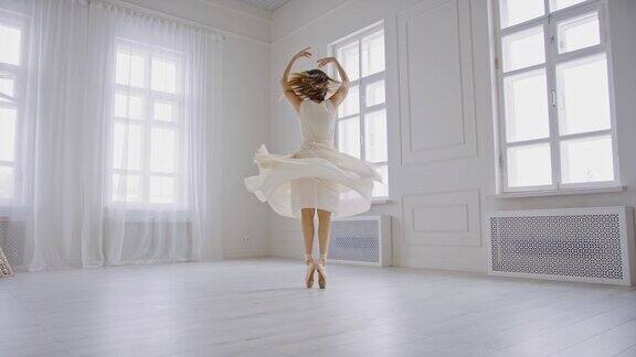 芭蕾舞女演员踮着脚尖在工作室里跳舞