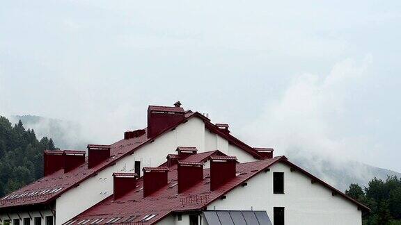 雨打在屋顶上