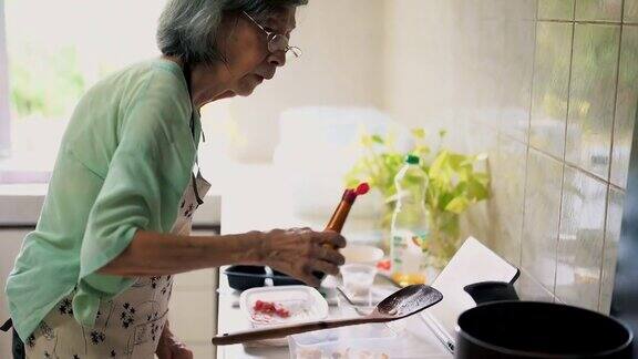 亚洲资深女性通过社交媒体学习烹饪