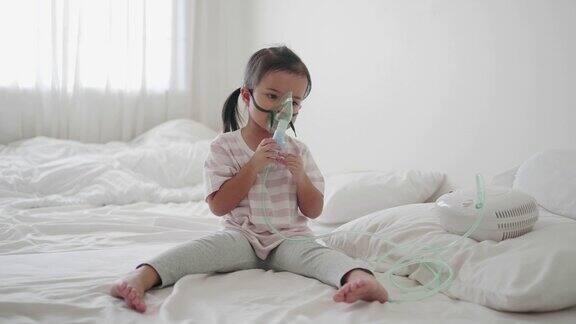 生病的女孩正在接受喷雾器治疗