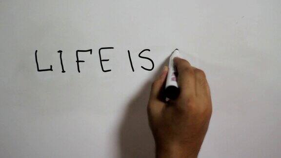 用黑色记号笔在白板上手写“生命短暂”