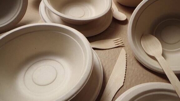 环保的一次性餐具再生纸盘子和木制餐具