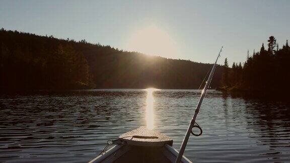 日落时分一个钓鱼湖的视频