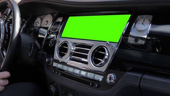 汽车豪华汽车方向盘仪表盘与绿色屏幕显示器