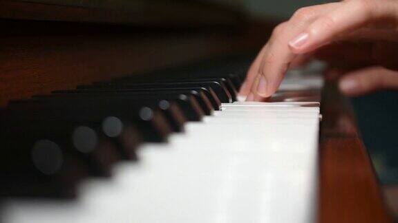 一个女人在弹钢琴的特写