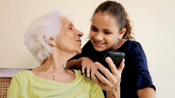 孙女教奶奶如何使用手机