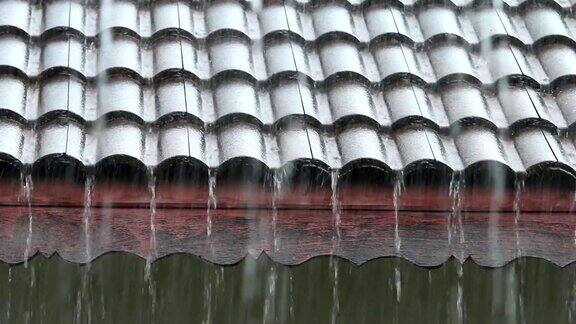 雨水落在屋顶上