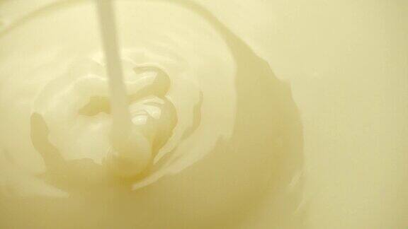 奶油炼乳倒入甜炼乳