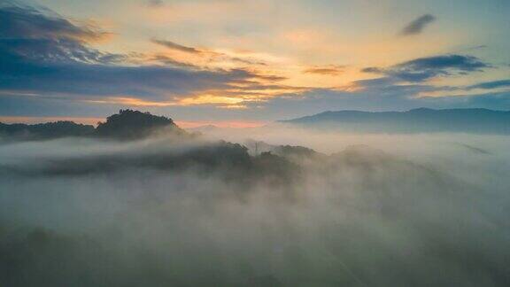 超高延时视频4k鸟瞰图美丽的晨光日出和薄雾在高山上流动