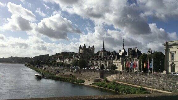 法国索穆尔2016年8月12日从法国卢瓦尔河谷葡萄酒产区的中心索米尔过桥2016年8月12日