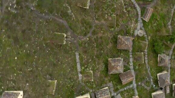 鸟瞰图无人机在北奥塞梯-阿拉尼亚高加索“死亡之城”的轴线上飞行