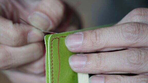 工匠手工缝制皮夹