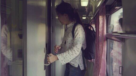 女性乘火车旅行