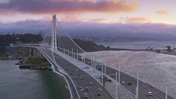 日落时分空中旧金山-奥克兰海湾大桥朝向芳草岛