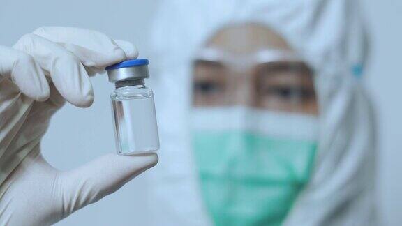 亚洲医生手持杀毒疫苗小瓶