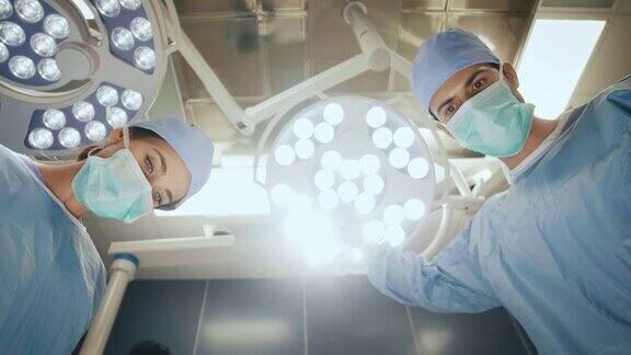 外科医生在手术中设置手术灯