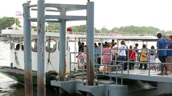 在曼谷乘客正在乘坐渡轮