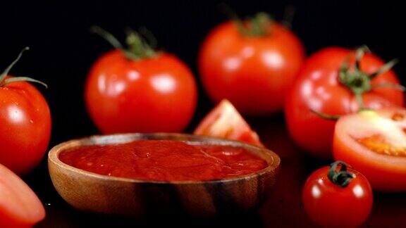 自制番茄酱与香料在盘中缓慢旋转