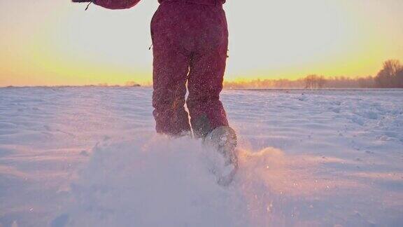 慢动作女孩在雪中奔跑