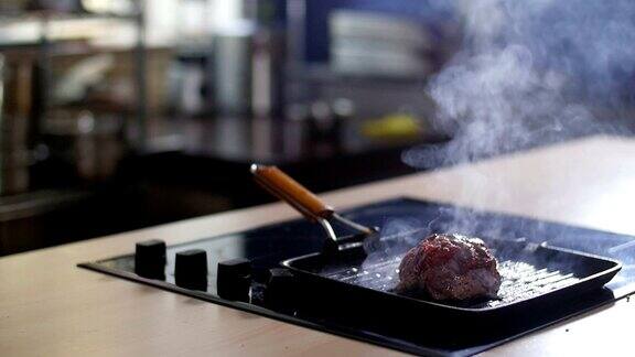 肉在平底锅里煎