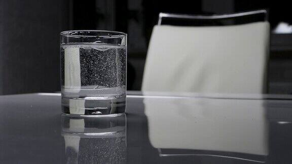 43、矿泉水在玻璃杯里倒一玻璃杯水水流出矿泉水喝水
