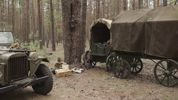 俄罗斯、苏联二战期间在森林里的四轮驱动军用卡车Gaz-67二战红军装备