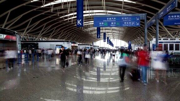 上海浦东国际机场穿梭在候机大厅的人