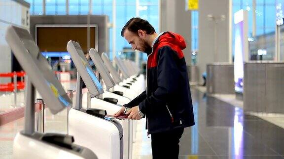 旅客在机场办理登机手续并打印登机牌