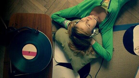 女孩和黑胶唱片