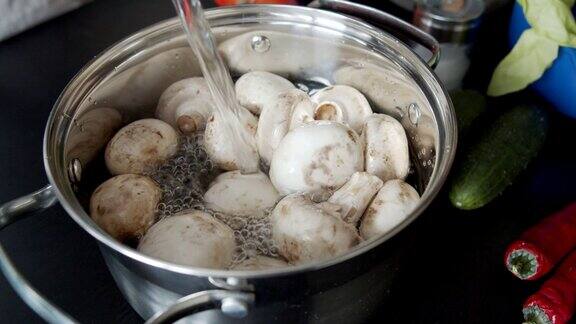 在家煮蘑菇汤