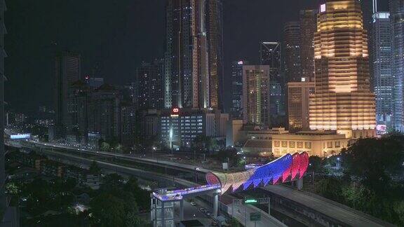 黄昏的LintasanSaloma人行天桥连接着吉隆坡的新旧城市