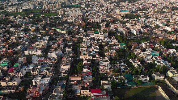 无人机拍摄的印度北阿坎德邦德拉敦市鸟瞰图