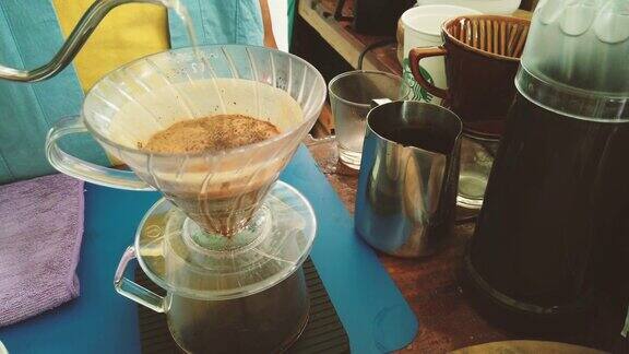 咖啡师用复古的咖啡机制作美式咖啡