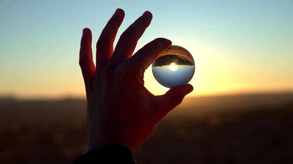 沙漠反射在玻璃球里