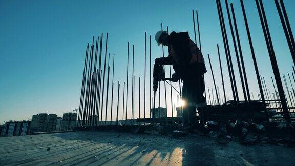 建筑工人用大锤破坏建筑构件
