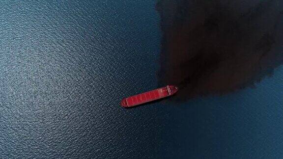 油船向海面溢油-鸟瞰图