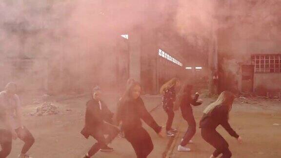 年轻的现代嘻哈舞蹈团体gimbal拍摄-红色炸弹装饰