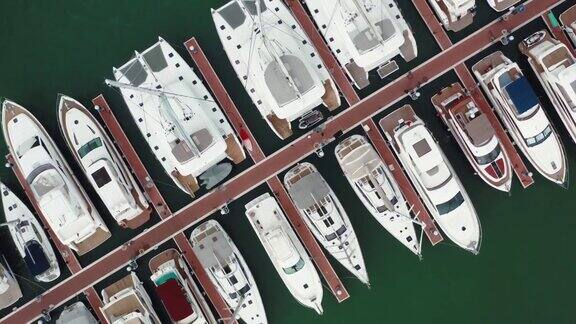 在中国海南三亚港口停靠的游艇的无人机视图