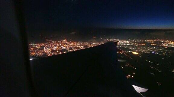 城市上空飞机的夜景鸟瞰图