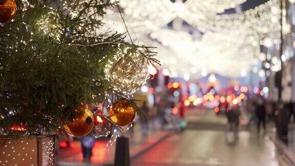 伦敦下摄政街的圣诞彩灯和圣诞树