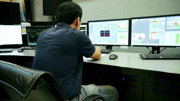 男性亚洲工程师正在控制室工作