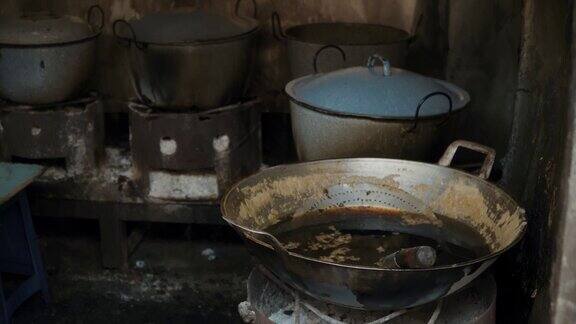 中等拍摄的传统火炉或烧木头的火炉上面有烹饪锅