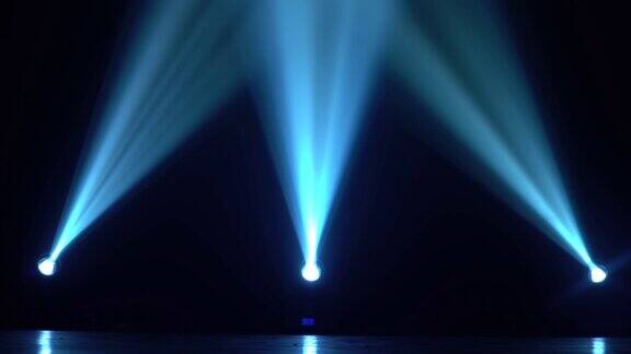 舞台聚光灯与激光蓝色光线和烟雾