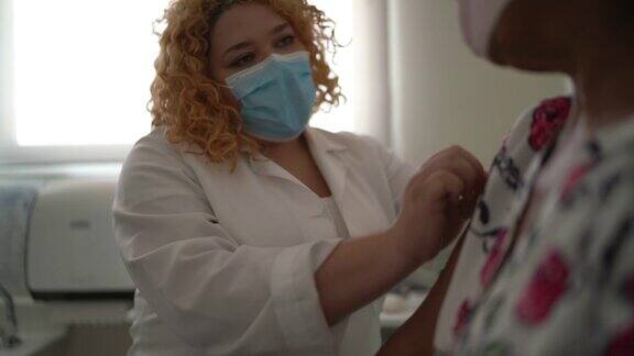 护士在病人手臂上接种疫苗