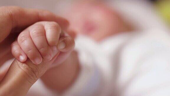 婴儿与父亲的手指